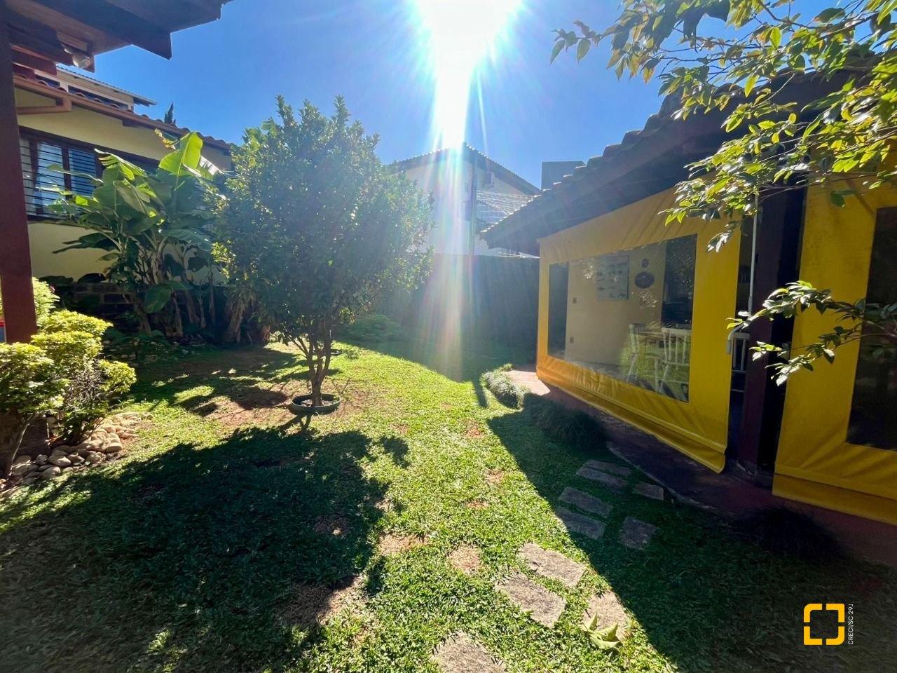 Casa com 392m², 4 quartos (sendo 1 suíte), 4 garagens, no bairro Lagoa da Conceição em Florianópolis