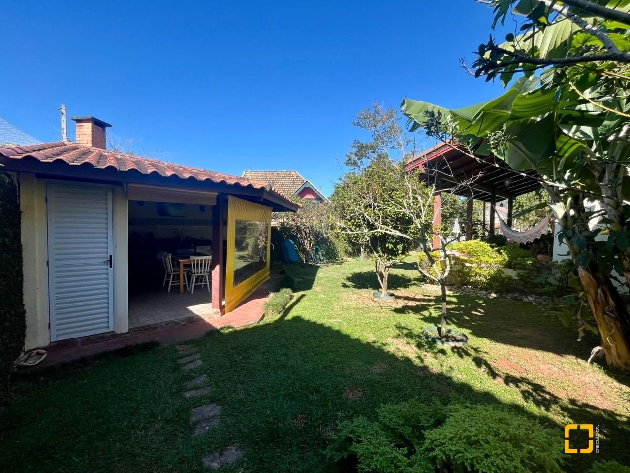 Casa com 392m², 4 quartos (sendo 1 suíte), 4 garagens, no bairro Lagoa da Conceição em Florianópolis