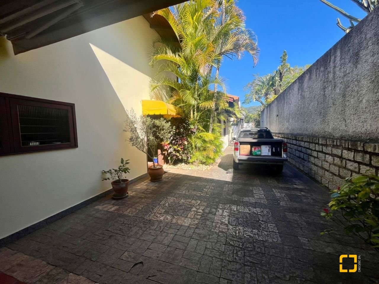 Casa com 392m², 4 quartos (sendo 1 suíte), 4 garagens, no bairro Lagoa da Conceição em Florianópolis