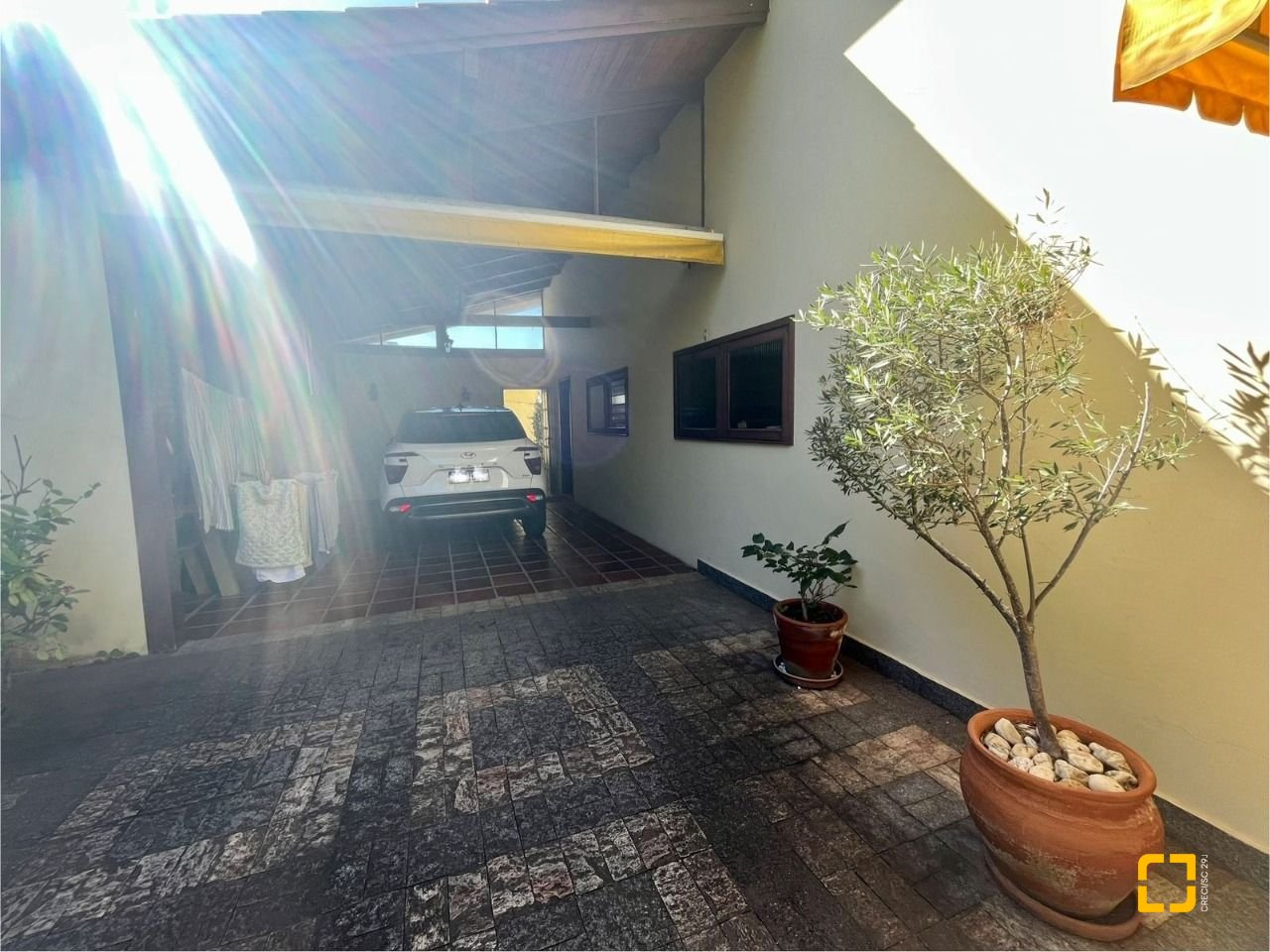 Casa com 392m², 4 quartos (sendo 1 suíte), 4 garagens, no bairro Lagoa da Conceição em Florianópolis