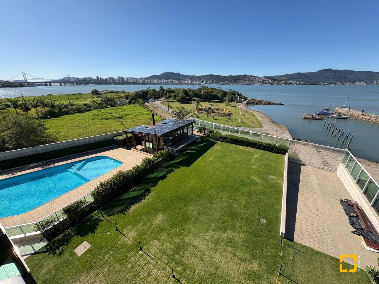 Apartamento com 299m², 4 quartos (sendo 4 suítes), 2 garagens, no bairro Coqueiros em Florianópolis