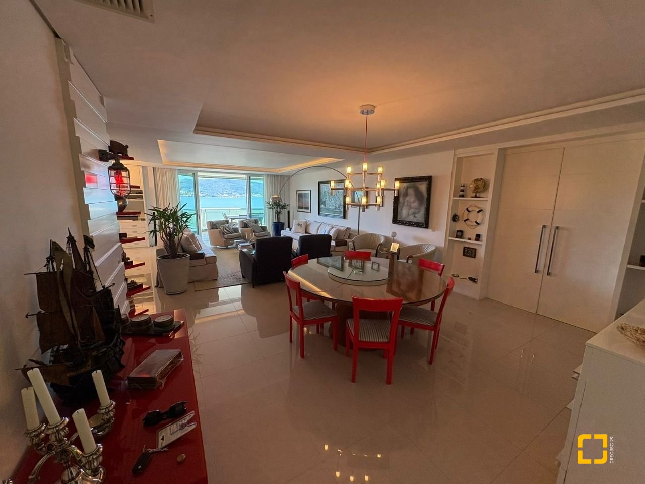 Apartamento com 299m², 4 quartos (sendo 4 suítes), 2 garagens, no bairro Coqueiros em Florianópolis
