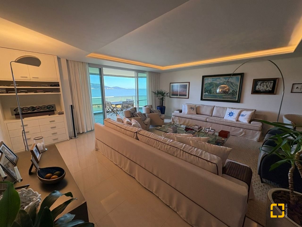 Apartamento com 299m², 4 quartos (sendo 4 suítes), 2 garagens, no bairro Coqueiros em Florianópolis