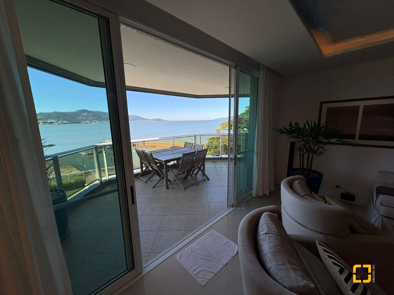 Apartamento com 299m², 4 quartos (sendo 4 suítes), 2 garagens, no bairro Coqueiros em Florianópolis