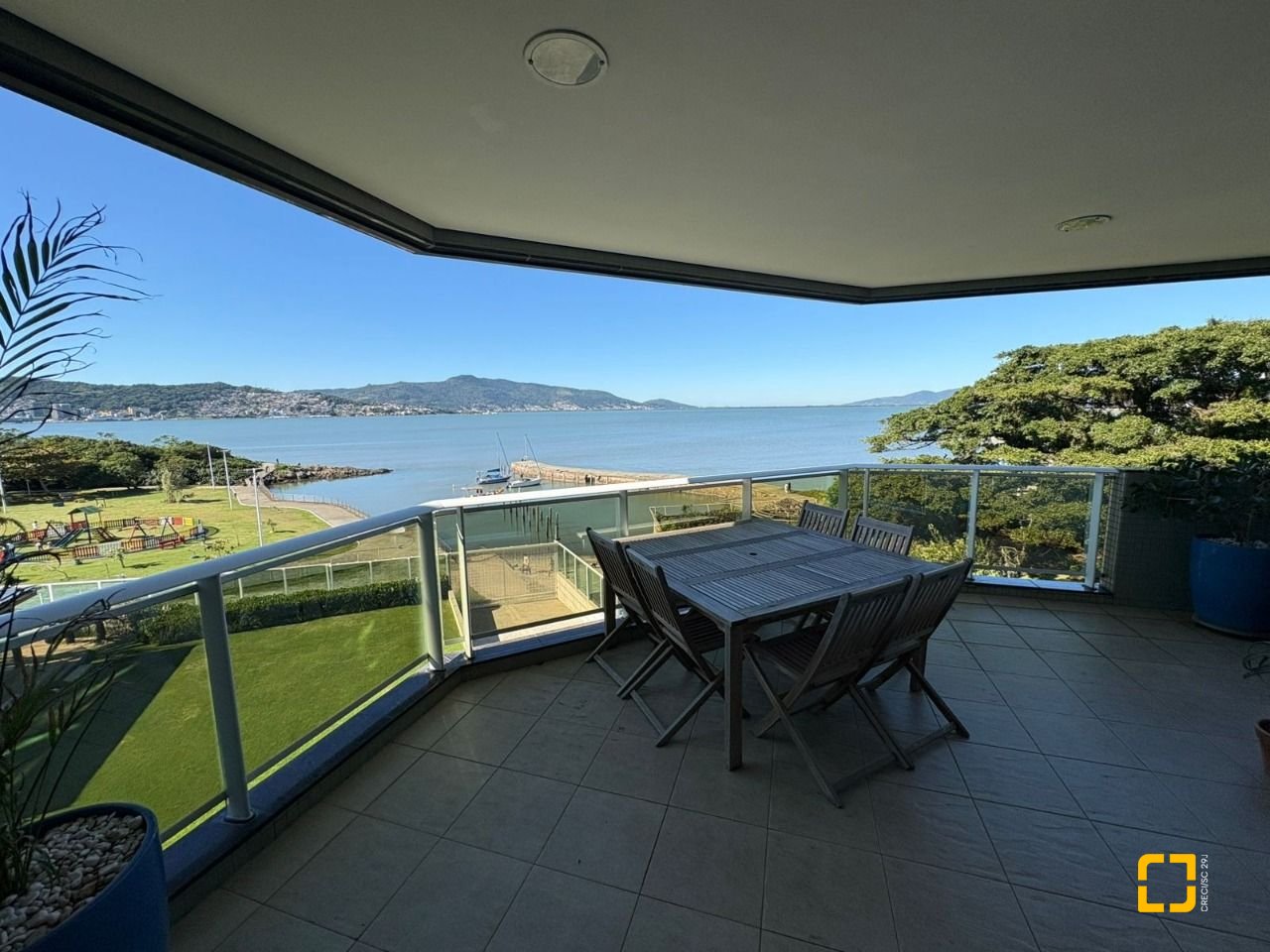 Apartamento com 299m², 4 quartos (sendo 4 suítes), 2 garagens, no bairro Coqueiros em Florianópolis