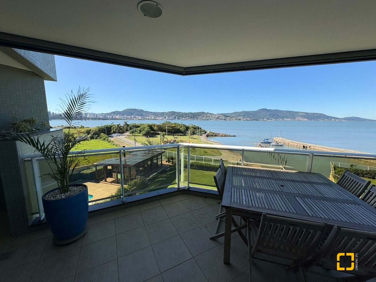 Apartamento com 299m², 4 quartos (sendo 4 suítes), 2 garagens, no bairro Coqueiros em Florianópolis