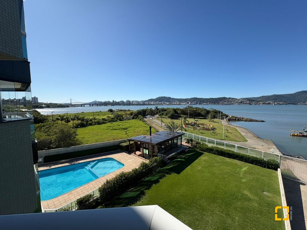 Apartamento com 299m², 4 quartos (sendo 4 suítes), 2 garagens, no bairro Coqueiros em Florianópolis