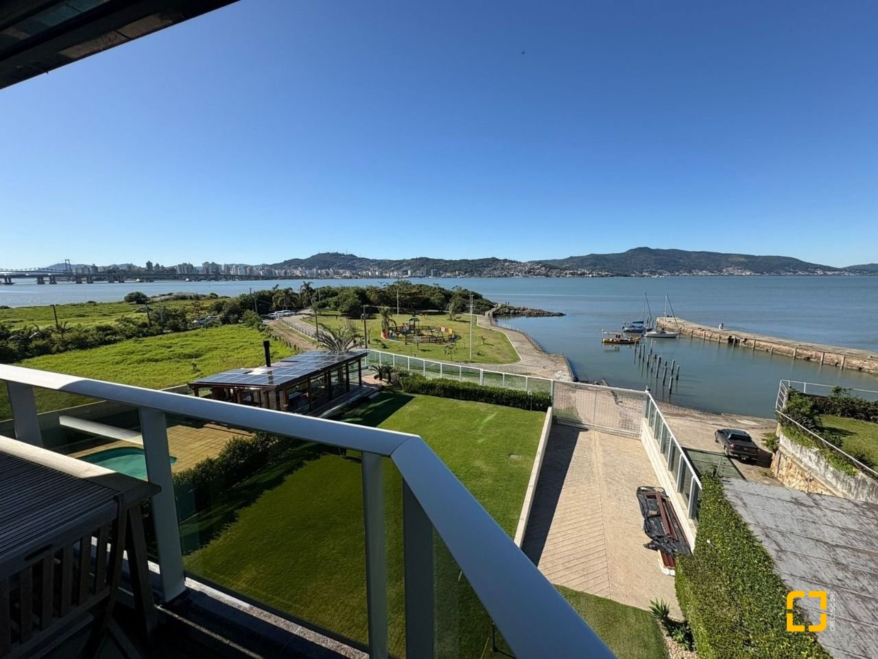 Apartamento com 299m², 4 quartos (sendo 4 suítes), 2 garagens, no bairro Coqueiros em Florianópolis