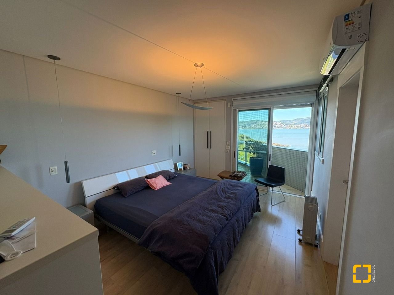 Apartamento com 299m², 4 quartos (sendo 4 suítes), 2 garagens, no bairro Coqueiros em Florianópolis