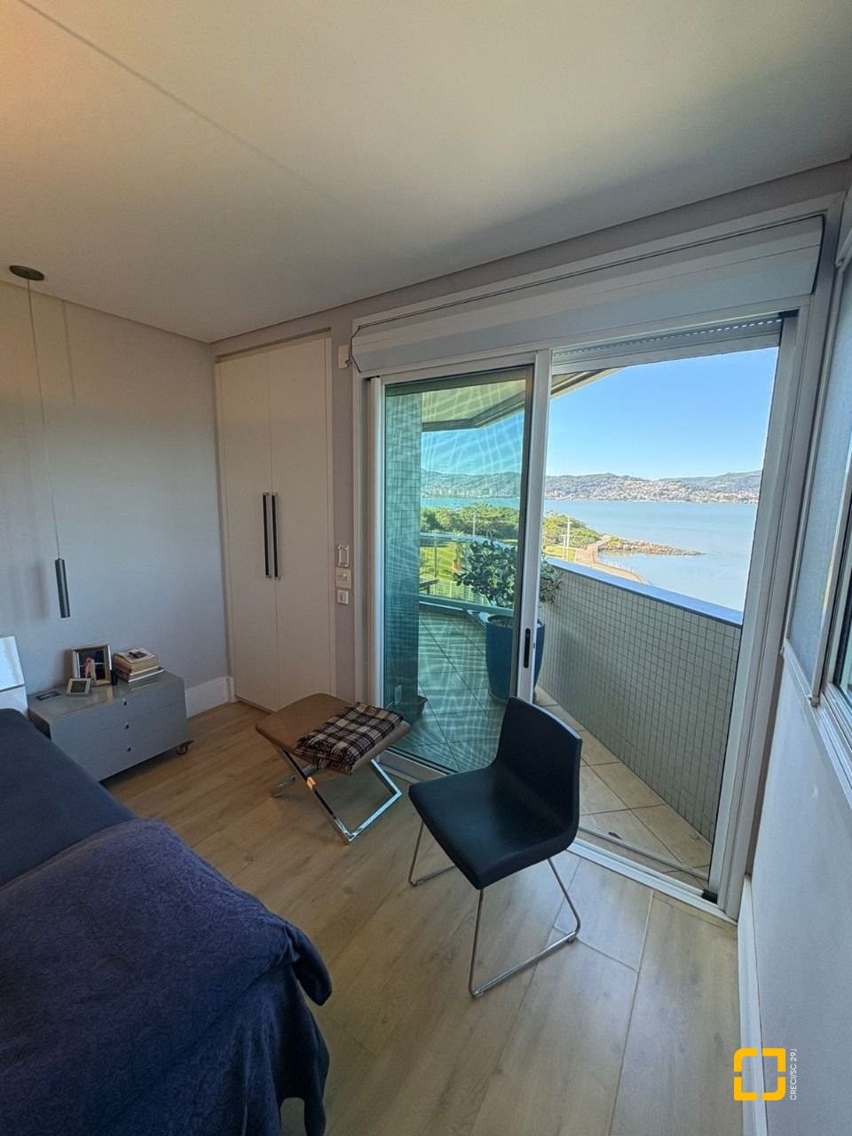 Apartamento com 299m², 4 quartos (sendo 4 suítes), 2 garagens, no bairro Coqueiros em Florianópolis