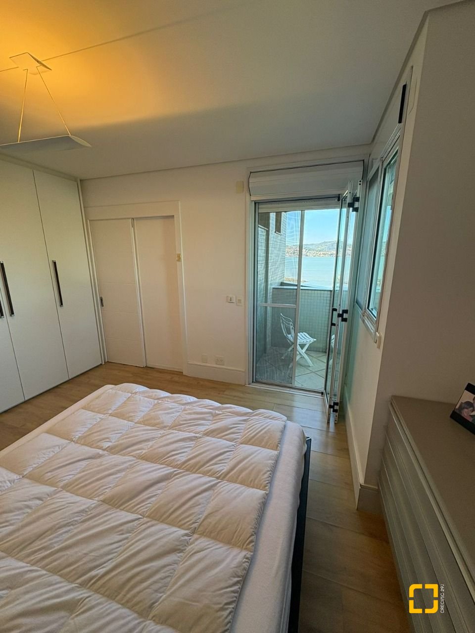 Apartamento com 299m², 4 quartos (sendo 4 suítes), 2 garagens, no bairro Coqueiros em Florianópolis