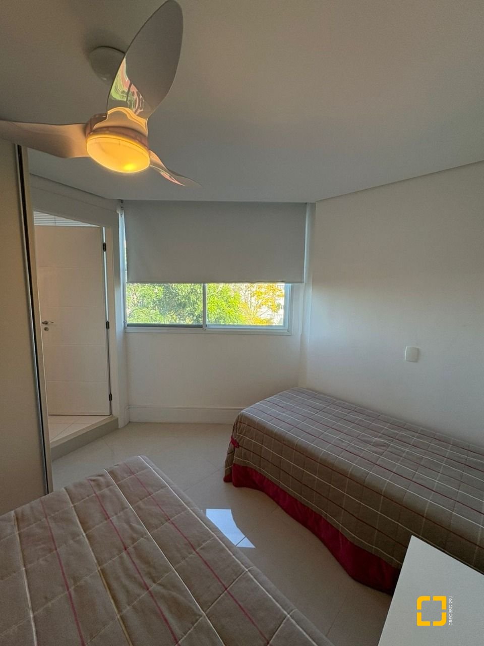 Apartamento com 299m², 4 quartos (sendo 4 suítes), 2 garagens, no bairro Coqueiros em Florianópolis