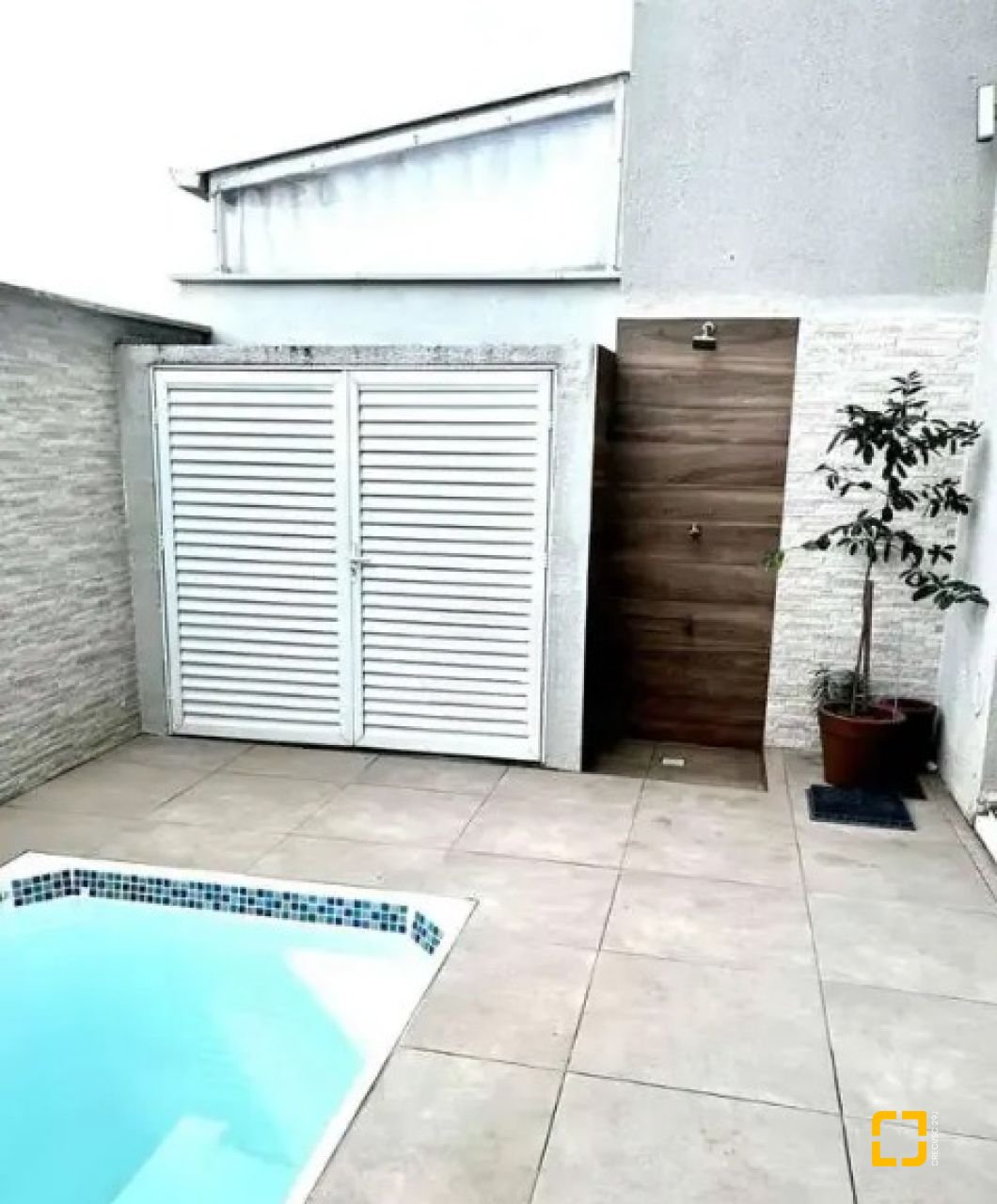Casa com 141m², 6 quartos (sendo 3 suítes), 2 garagens, no bairro Ingleses em Florianópolis