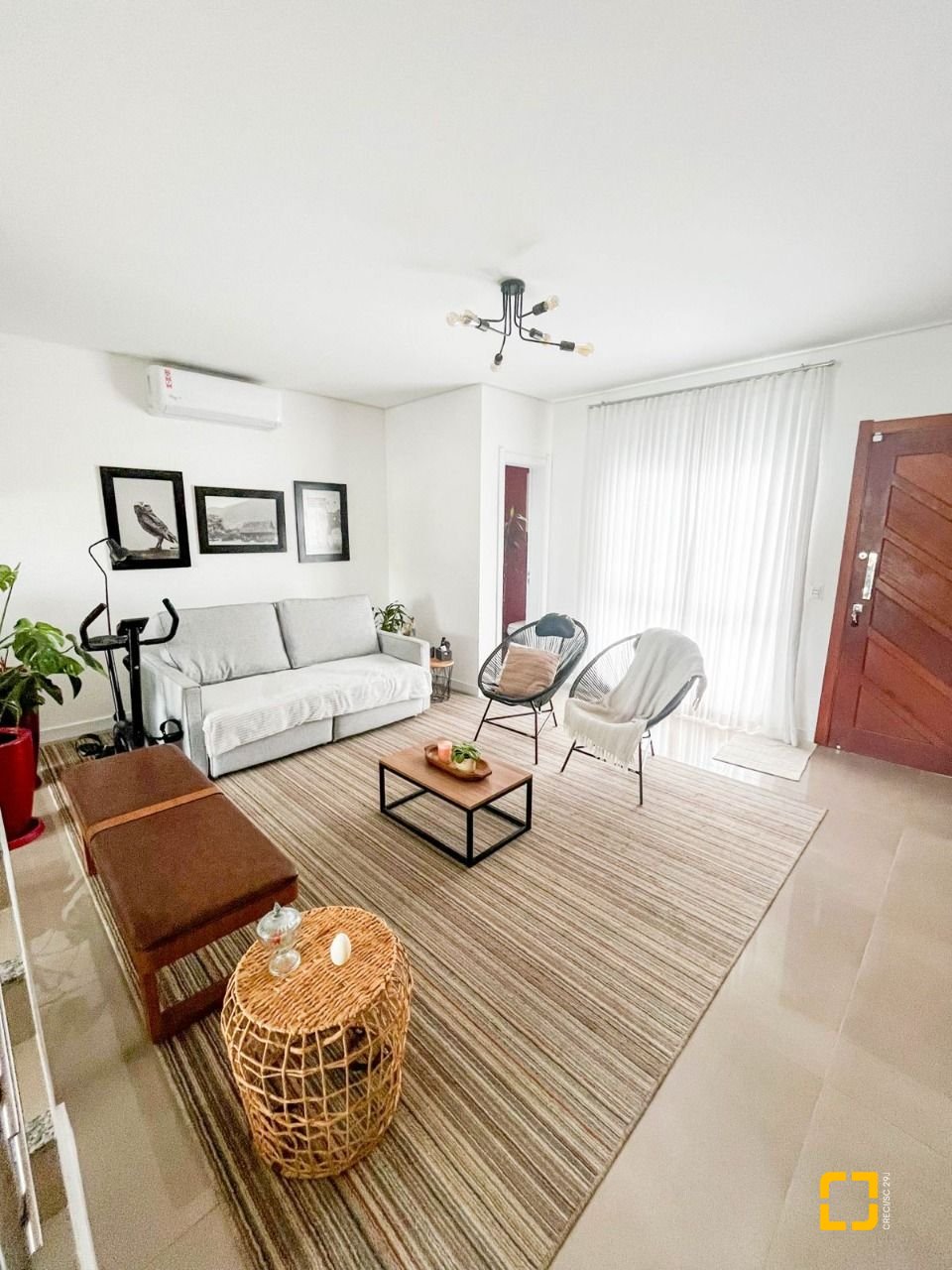 Casa com 141m², 6 quartos (sendo 3 suítes), 2 garagens, no bairro Ingleses em Florianópolis