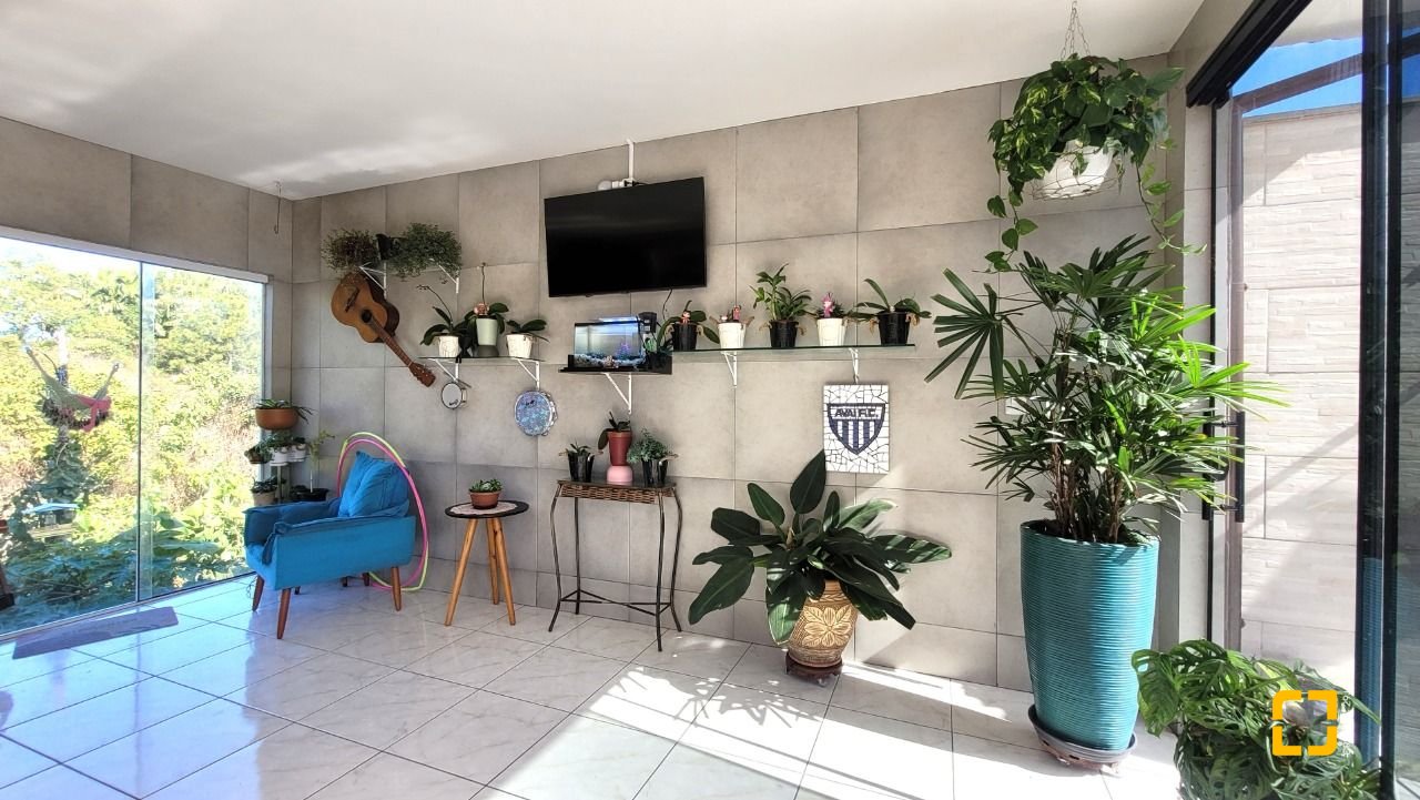 Casa com 177m², 3 quartos, 3 garagens, no bairro Bom Viver em Biguaçu