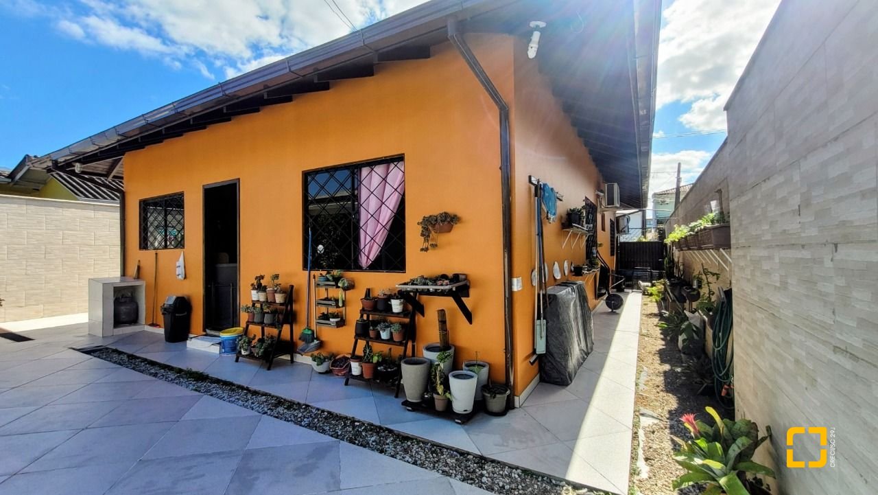 Casa com 177m², 3 quartos, 3 garagens, no bairro Bom Viver em Biguaçu
