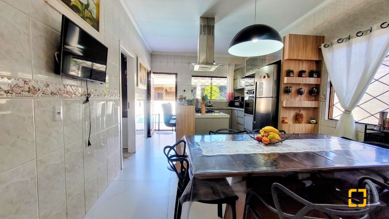 Casa com 177m², 3 quartos, 3 garagens, no bairro Bom Viver em Biguaçu
