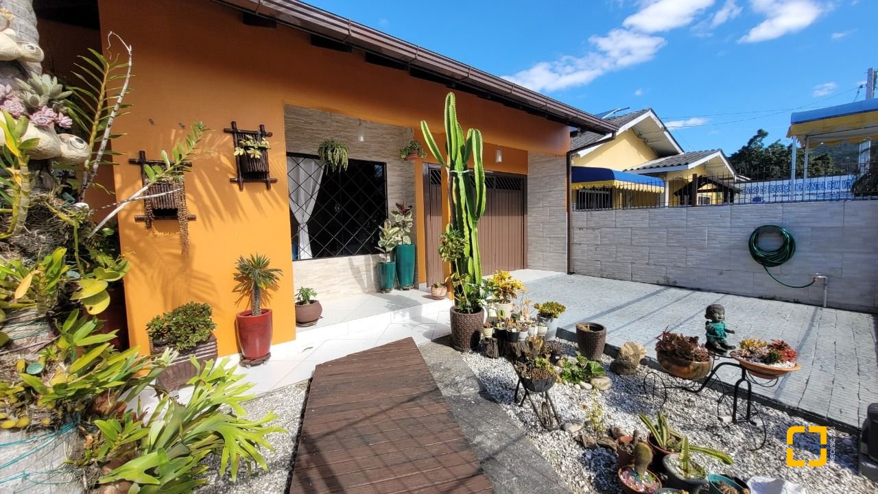 Casa com 177m², 3 quartos, 3 garagens, no bairro Bom Viver em Biguaçu