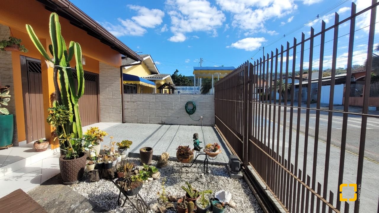 Casa com 177m², 3 quartos, 3 garagens, no bairro Bom Viver em Biguaçu