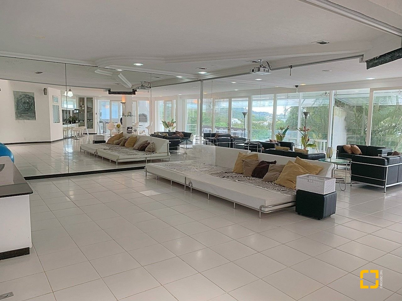 Casa com 870m², 16 quartos (sendo 8 suítes), 4 garagens, no bairro Lagoa da Conceição em Florianópolis