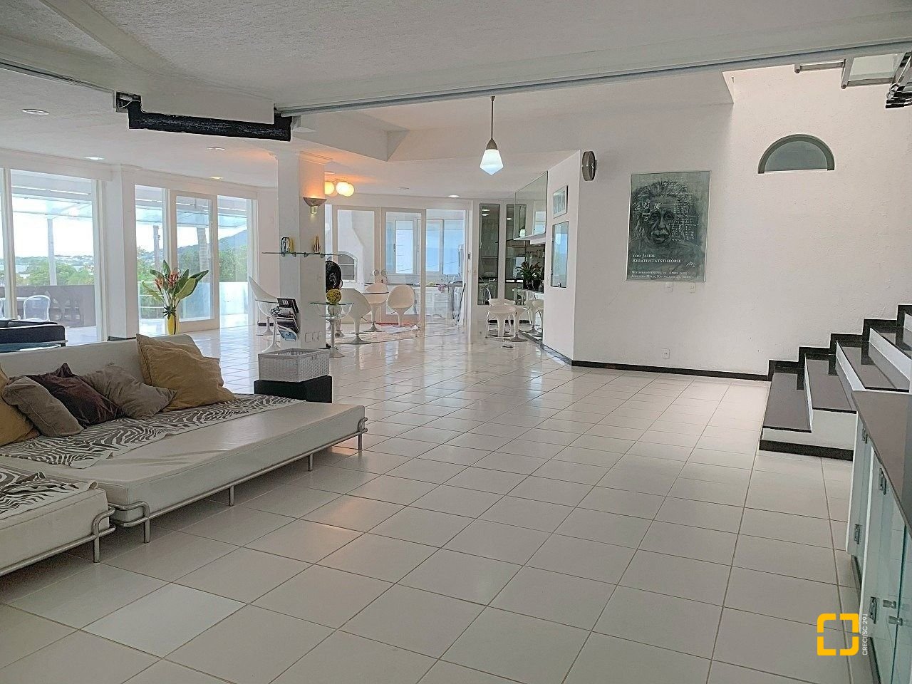 Casa com 870m², 16 quartos (sendo 8 suítes), 4 garagens, no bairro Lagoa da Conceição em Florianópolis