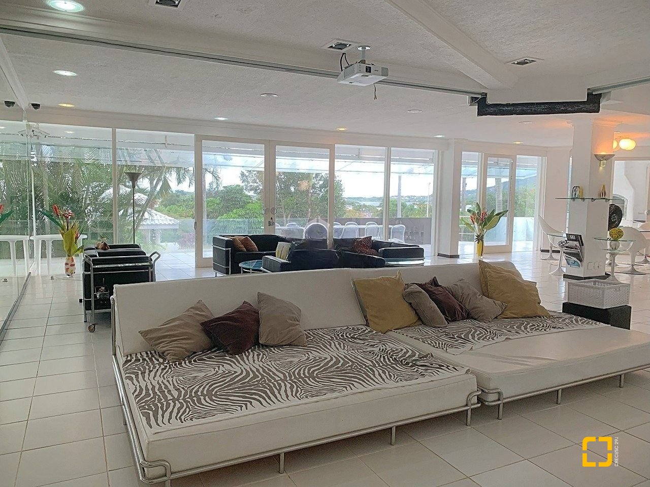 Casa com 870m², 16 quartos (sendo 8 suítes), 4 garagens, no bairro Lagoa da Conceição em Florianópolis