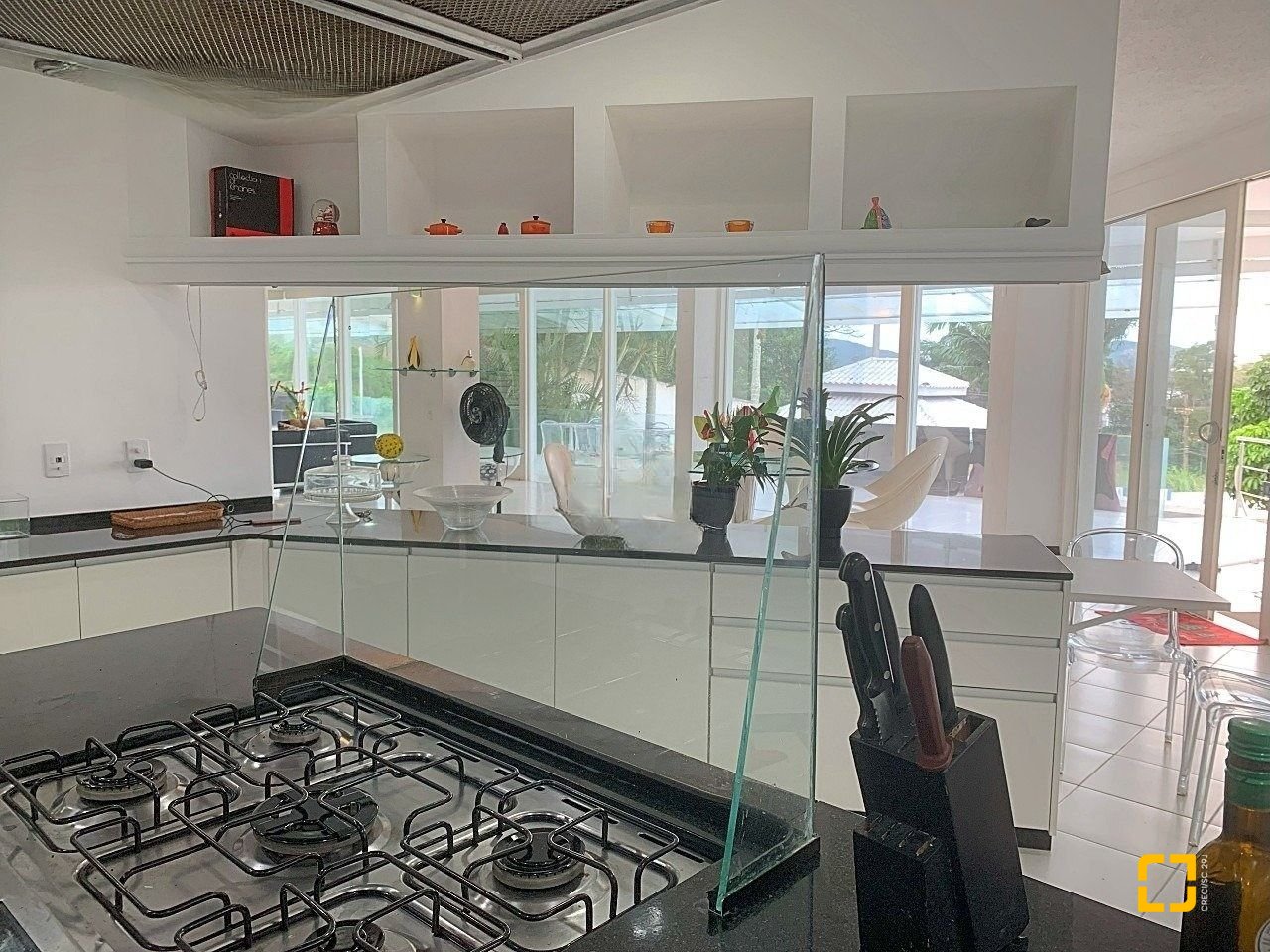 Casa com 870m², 16 quartos (sendo 8 suítes), 4 garagens, no bairro Lagoa da Conceição em Florianópolis