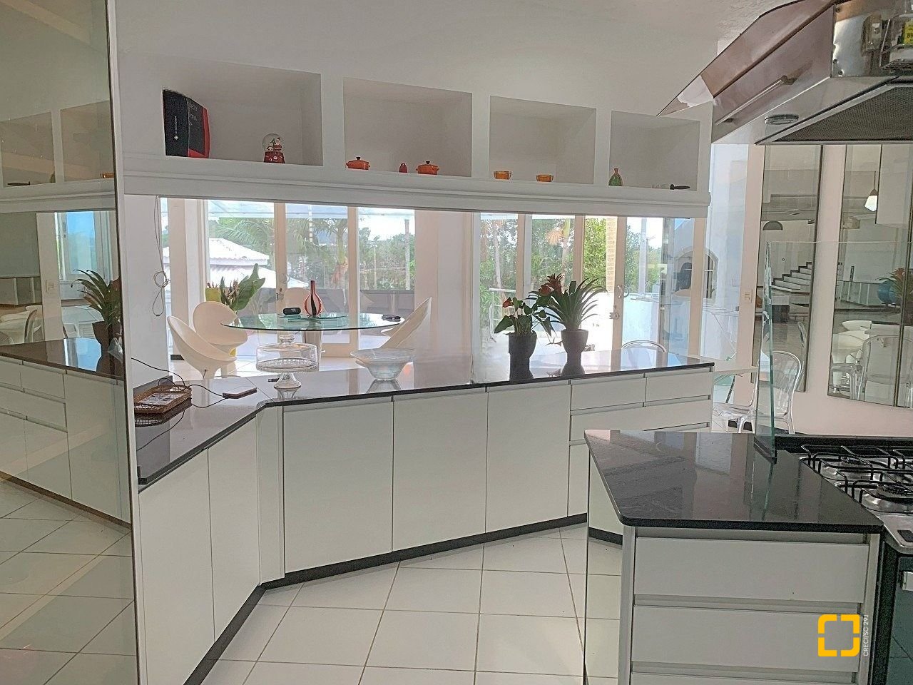Casa com 870m², 16 quartos (sendo 8 suítes), 4 garagens, no bairro Lagoa da Conceição em Florianópolis