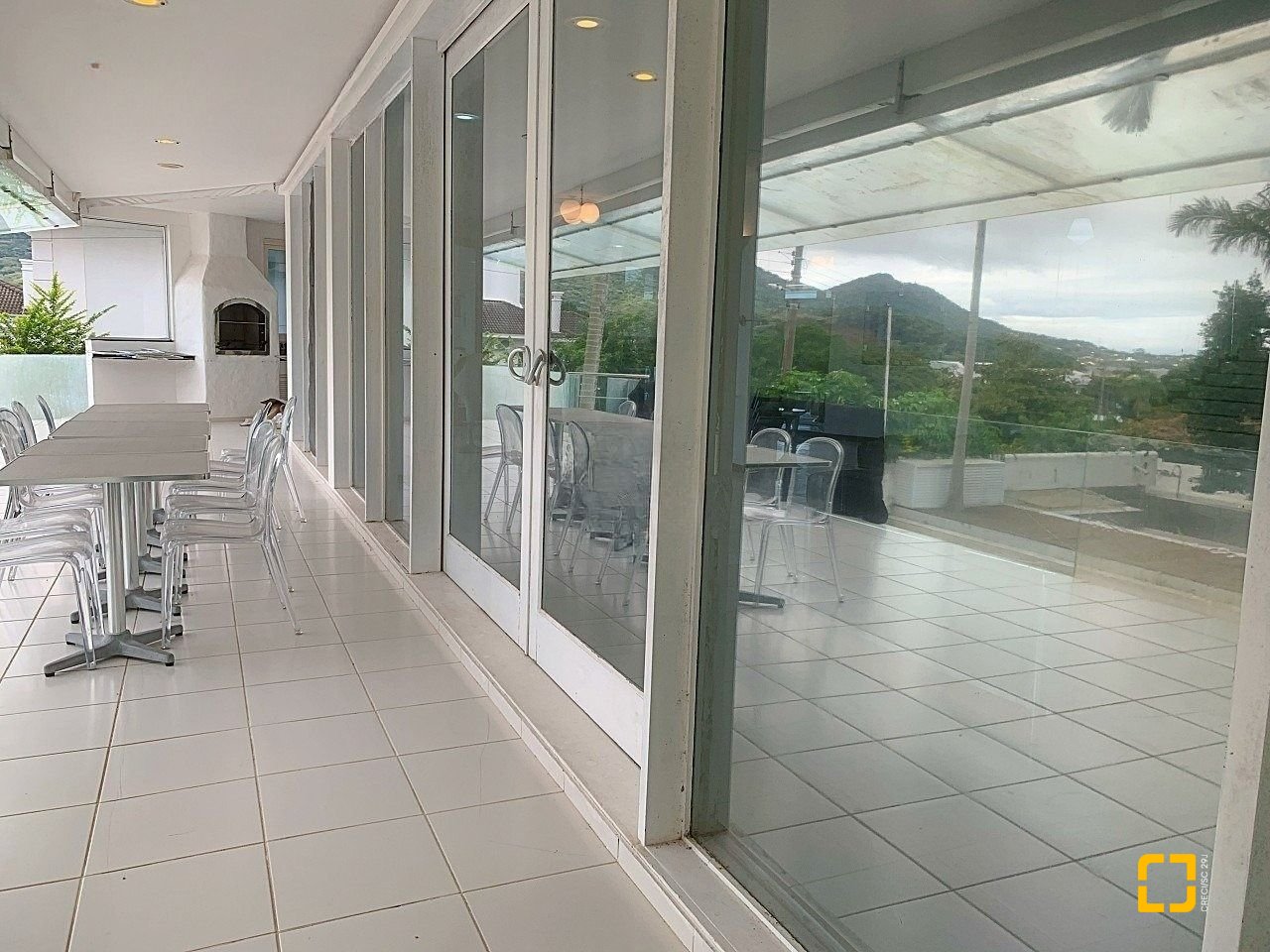 Casa com 870m², 16 quartos (sendo 8 suítes), 4 garagens, no bairro Lagoa da Conceição em Florianópolis