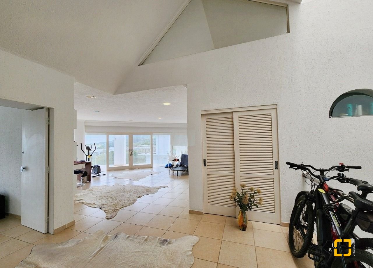 Casa com 870m², 16 quartos (sendo 8 suítes), 4 garagens, no bairro Lagoa da Conceição em Florianópolis