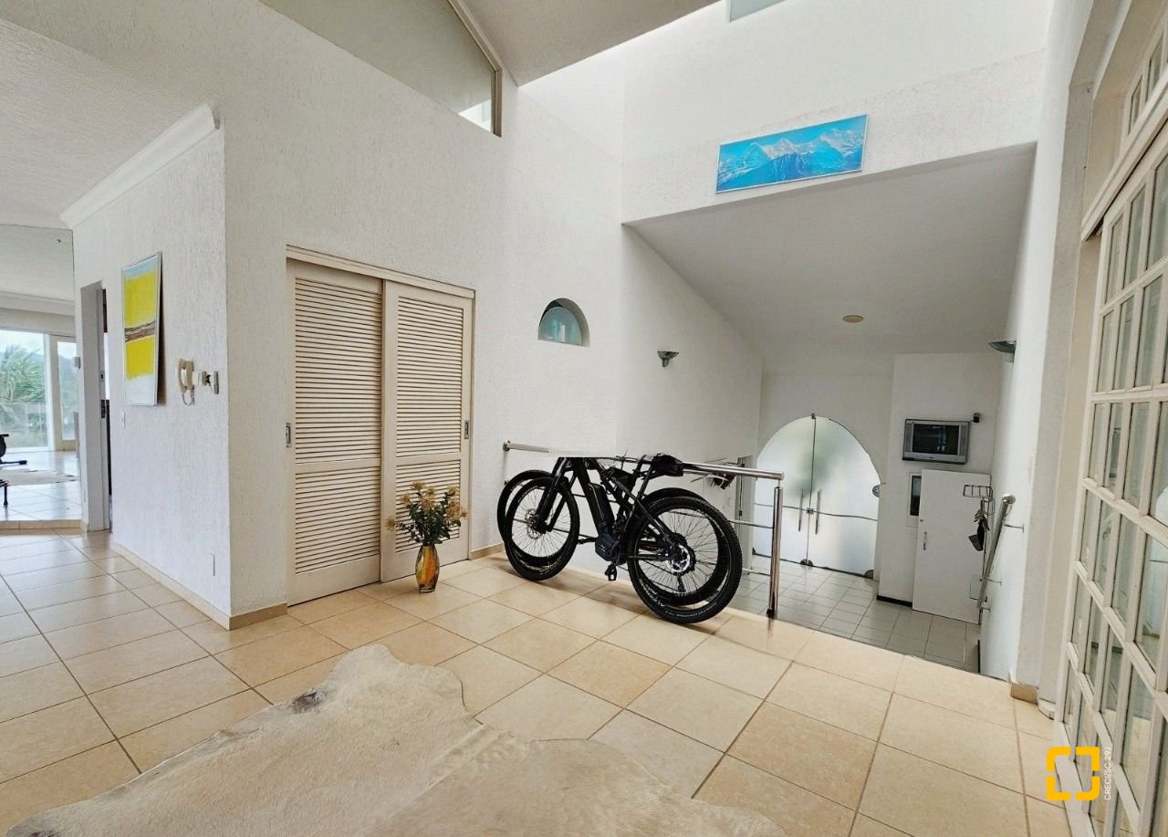 Casa com 870m², 16 quartos (sendo 8 suítes), 4 garagens, no bairro Lagoa da Conceição em Florianópolis