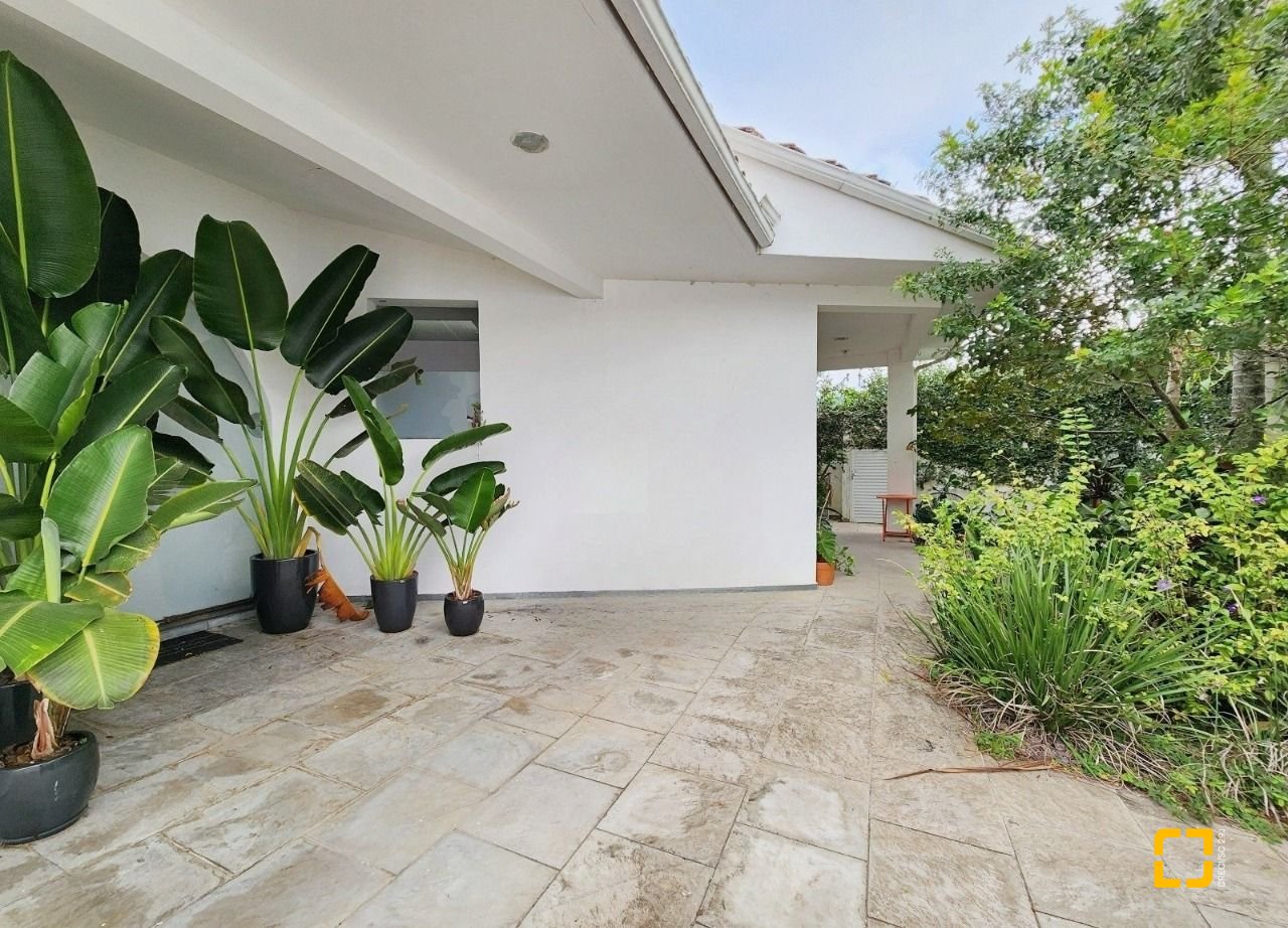 Casa com 870m², 16 quartos (sendo 8 suítes), 4 garagens, no bairro Lagoa da Conceição em Florianópolis