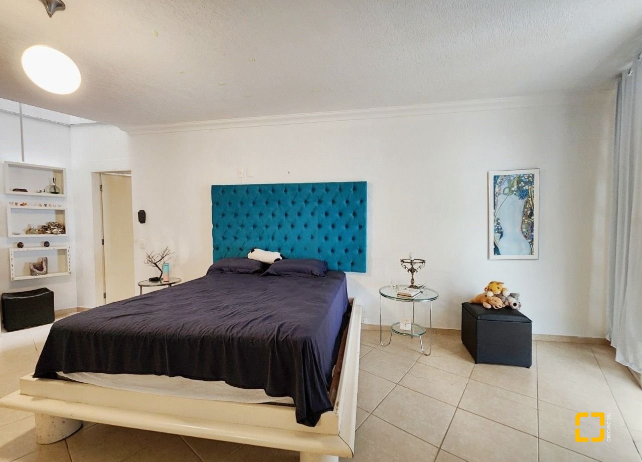 Casa com 870m², 16 quartos (sendo 8 suítes), 4 garagens, no bairro Lagoa da Conceição em Florianópolis