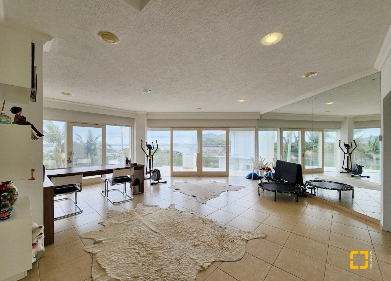 Casa com 870m², 16 quartos (sendo 8 suítes), 4 garagens, no bairro Lagoa da Conceição em Florianópolis