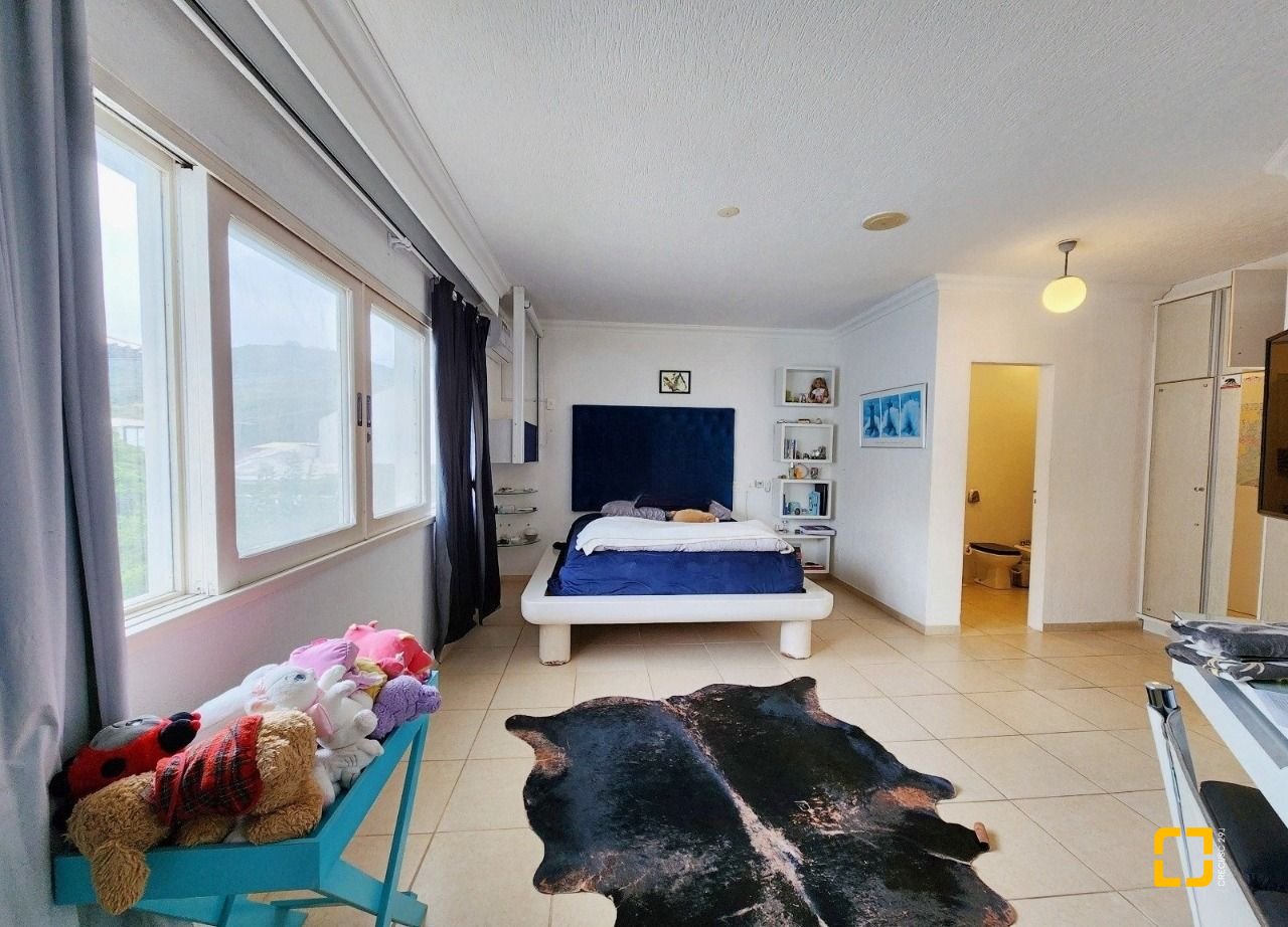 Casa com 870m², 16 quartos (sendo 8 suítes), 4 garagens, no bairro Lagoa da Conceição em Florianópolis