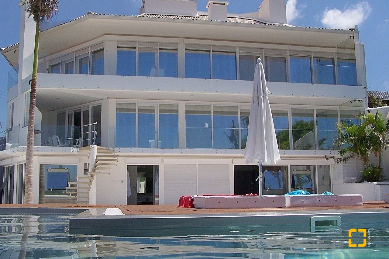 Casa com 870m², 8 quartos (sendo 8 suítes), 4 garagens, no bairro Lagoa da Conceição em Florianópolis