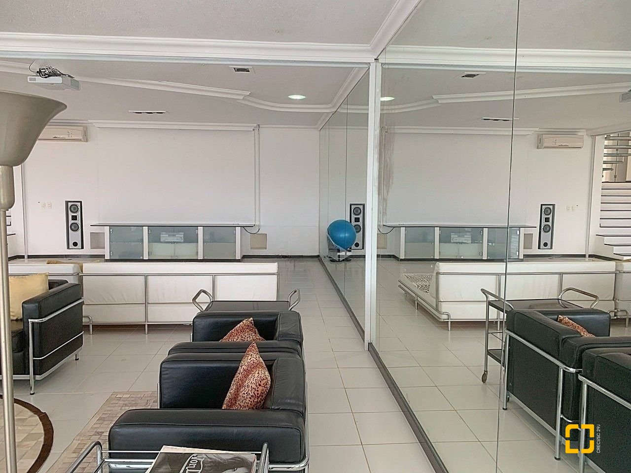 Casa com 870m², 8 quartos (sendo 8 suítes), 4 garagens, no bairro Lagoa da Conceição em Florianópolis