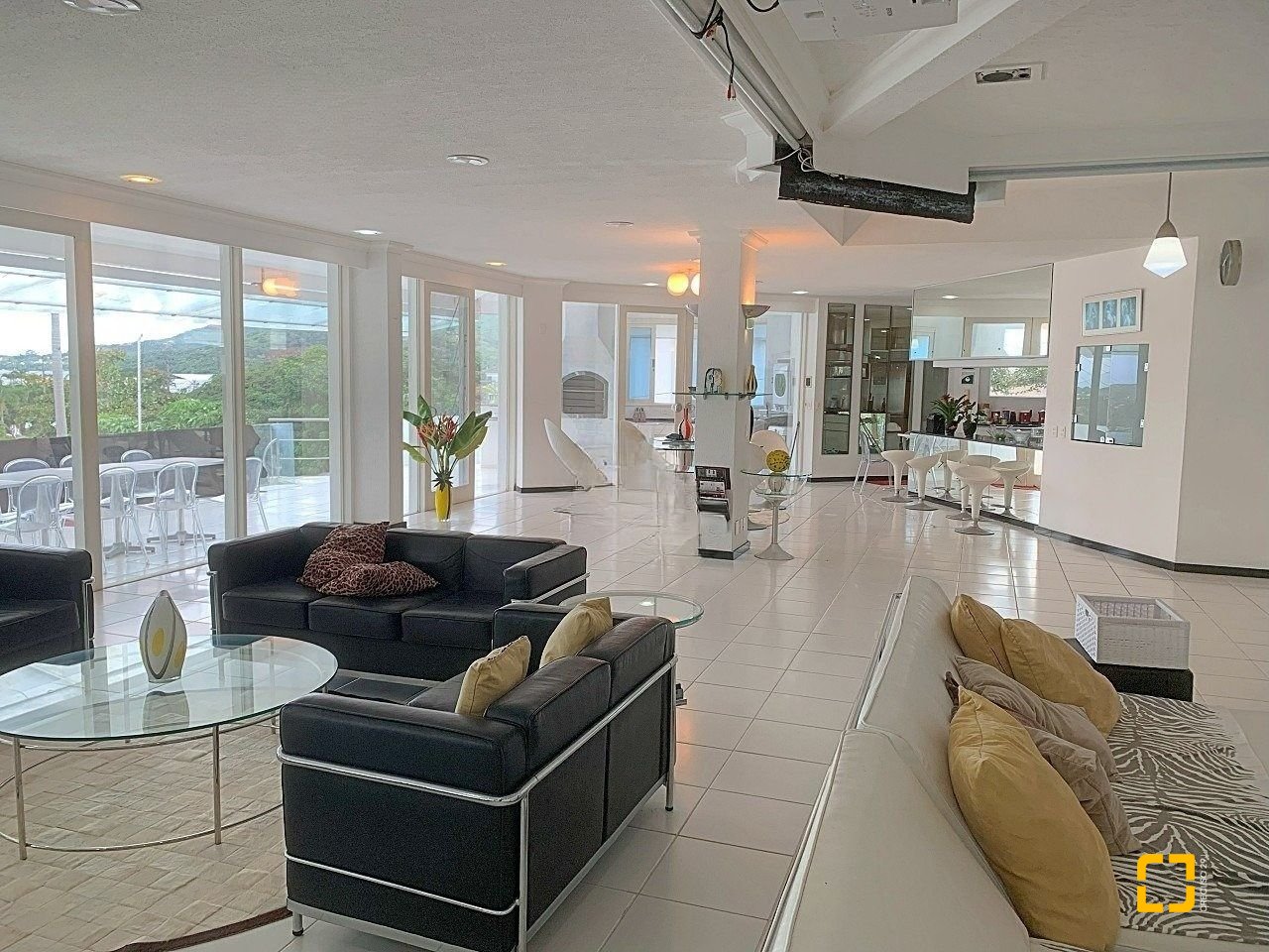 Casa com 870m², 8 quartos (sendo 8 suítes), 4 garagens, no bairro Lagoa da Conceição em Florianópolis