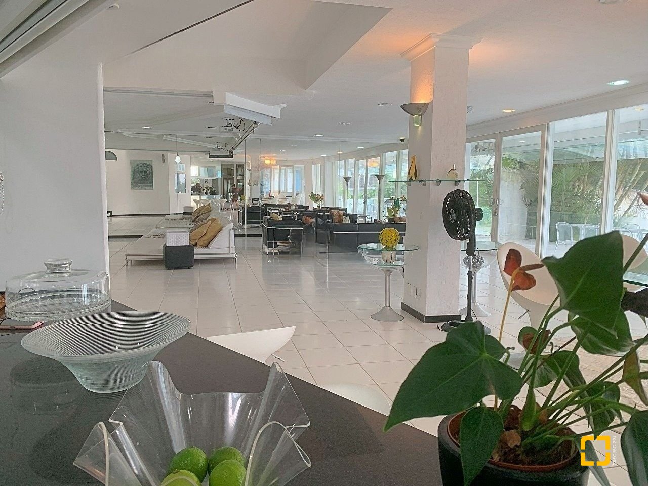 Casa com 870m², 8 quartos (sendo 8 suítes), 4 garagens, no bairro Lagoa da Conceição em Florianópolis