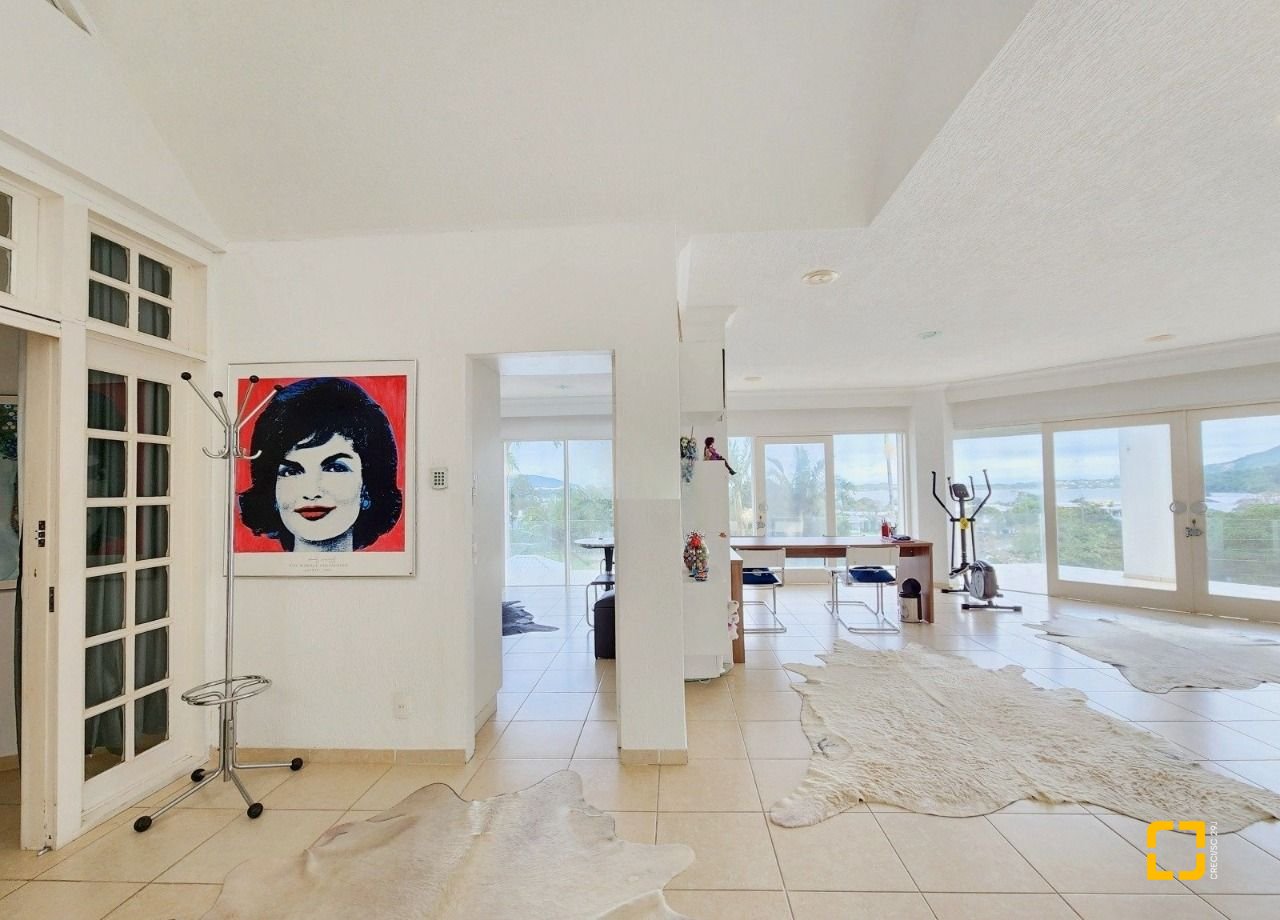 Casa com 870m², 8 quartos (sendo 8 suítes), 4 garagens, no bairro Lagoa da Conceição em Florianópolis