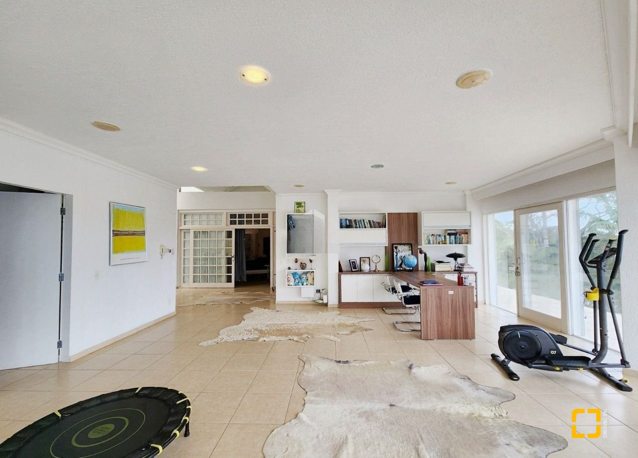 Casa com 870m², 8 quartos (sendo 8 suítes), 4 garagens, no bairro Lagoa da Conceição em Florianópolis
