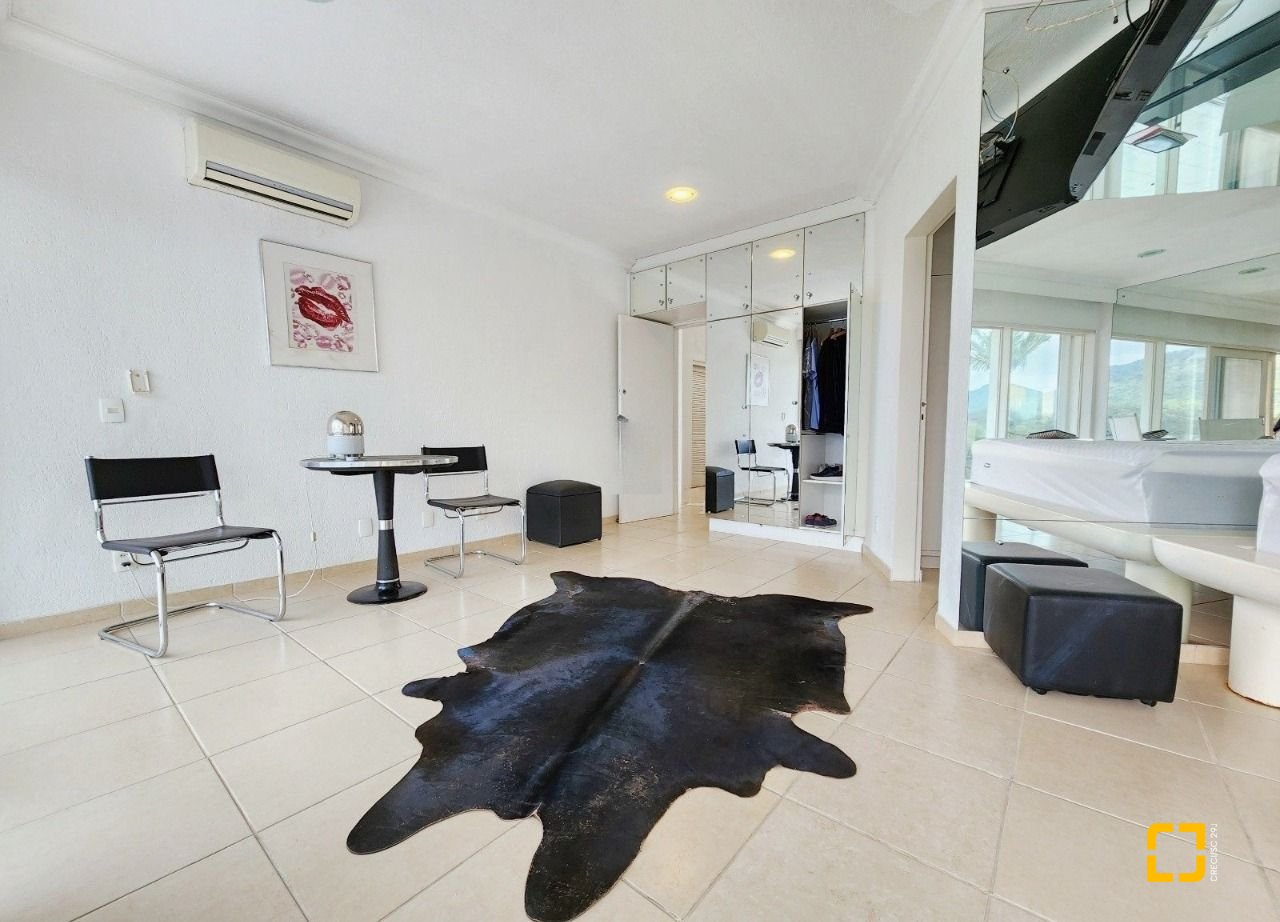Casa com 870m², 8 quartos (sendo 8 suítes), 4 garagens, no bairro Lagoa da Conceição em Florianópolis