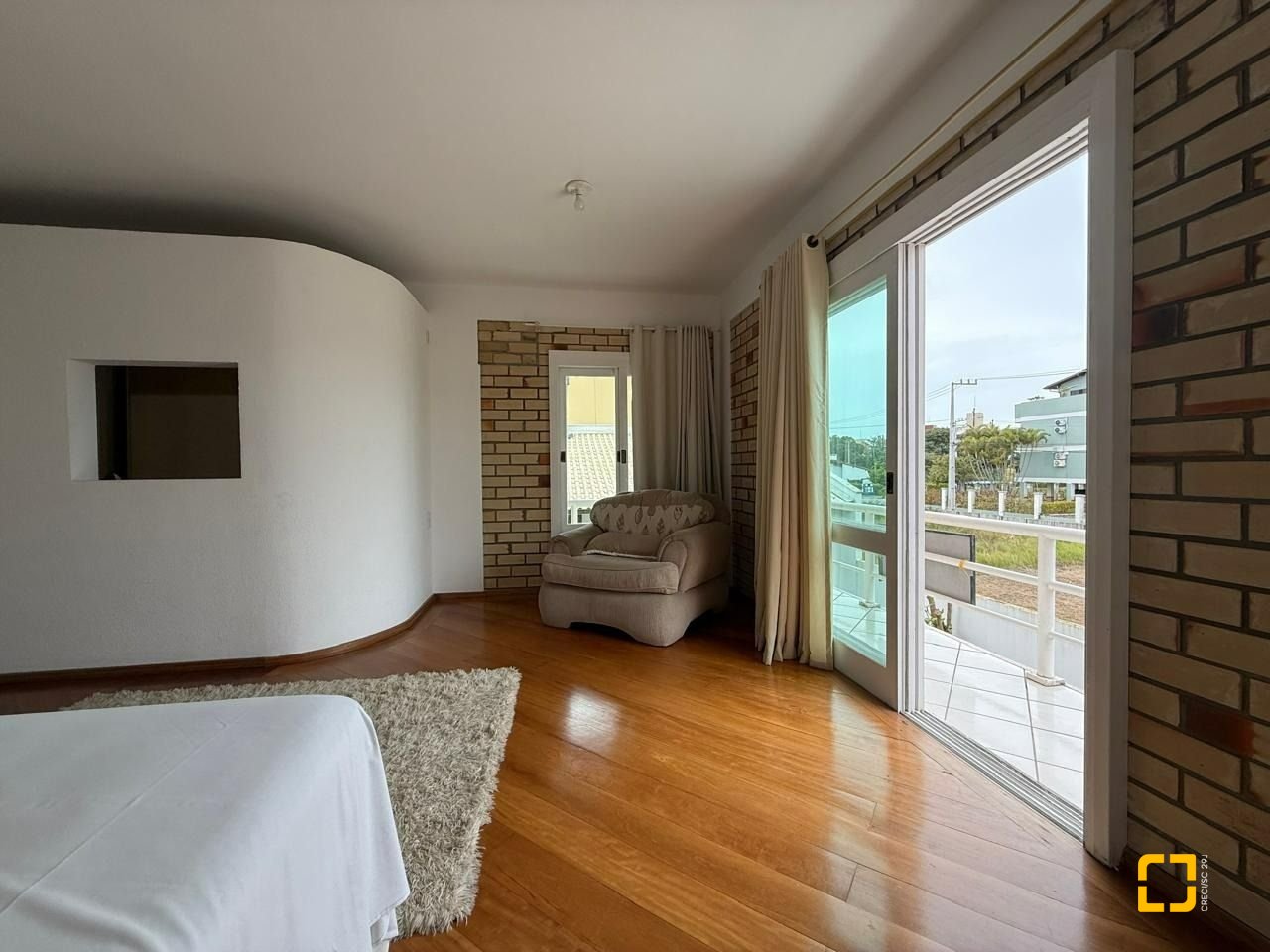 Casa com 502m², 9 quartos (sendo 3 suítes), 4 garagens, no bairro Ingleses em Florianópolis