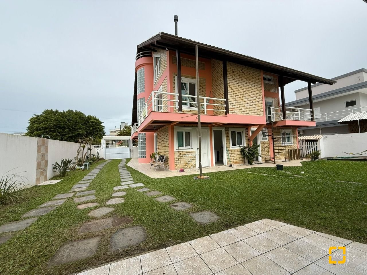 Casa com 502m², 9 quartos (sendo 3 suítes), 4 garagens, no bairro Ingleses em Florianópolis