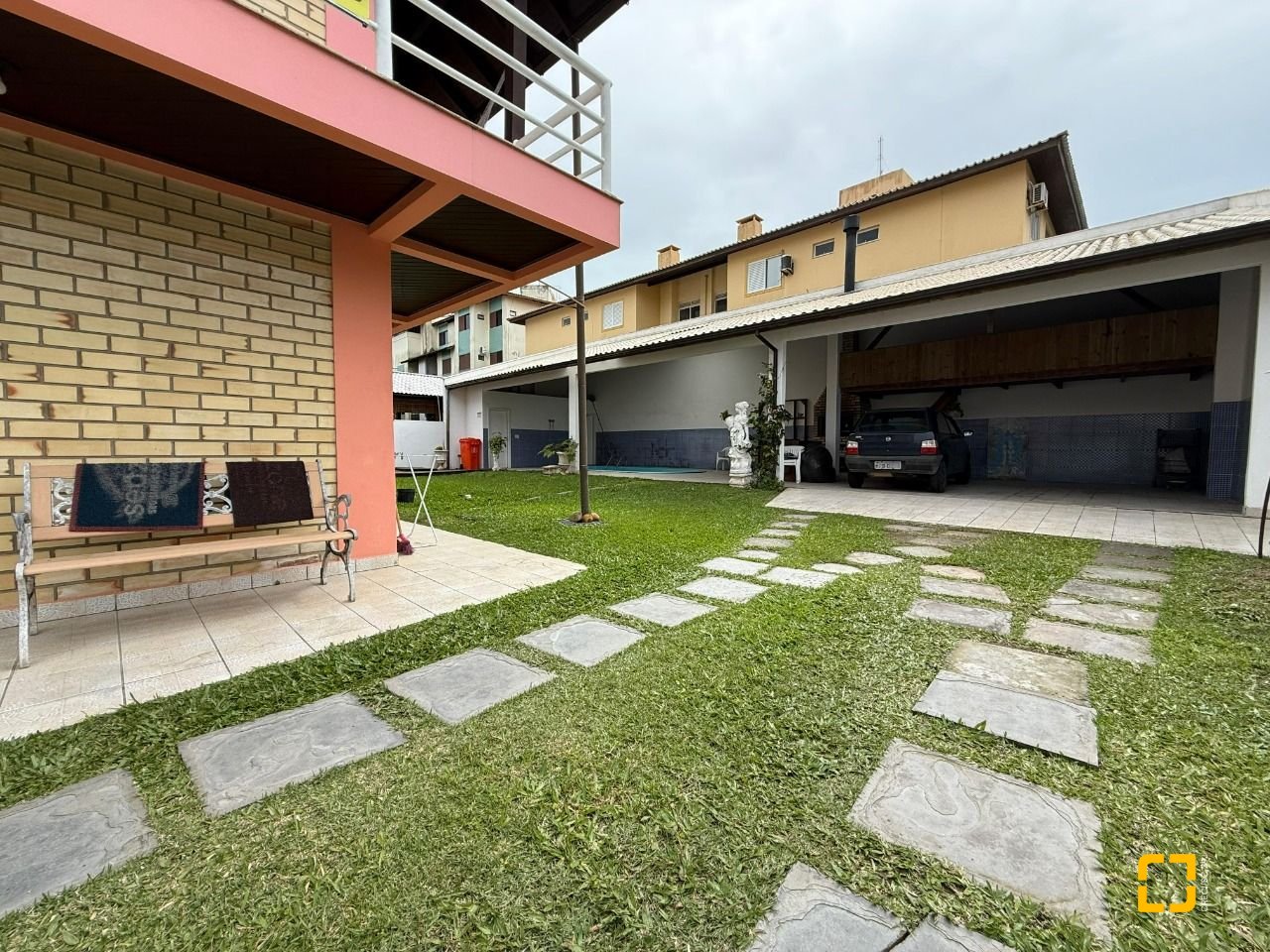 Casa com 502m², 9 quartos (sendo 3 suítes), 4 garagens, no bairro Ingleses em Florianópolis