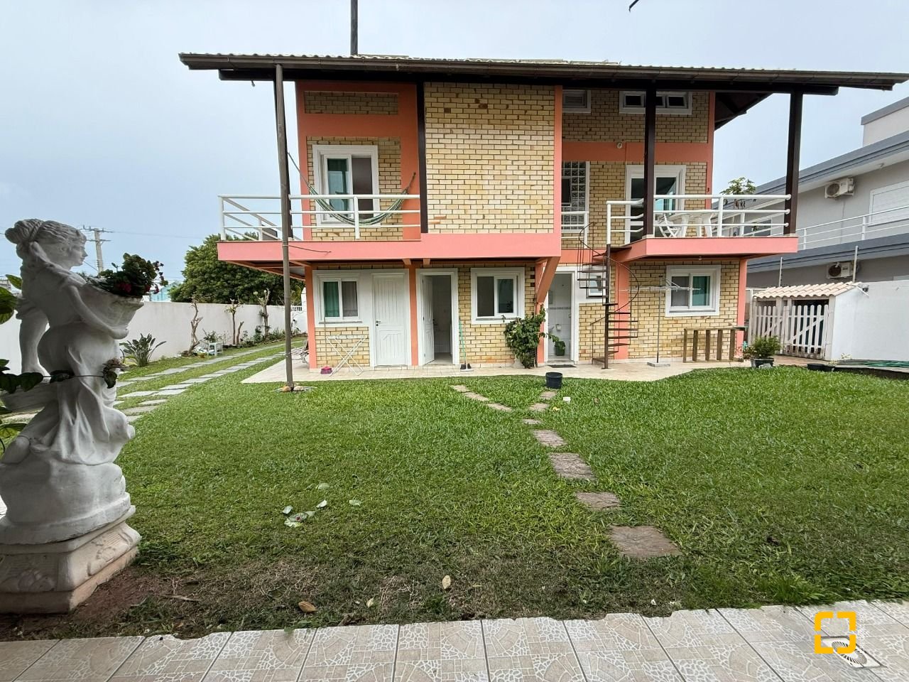 Casa com 502m², 9 quartos (sendo 3 suítes), 4 garagens, no bairro Ingleses em Florianópolis
