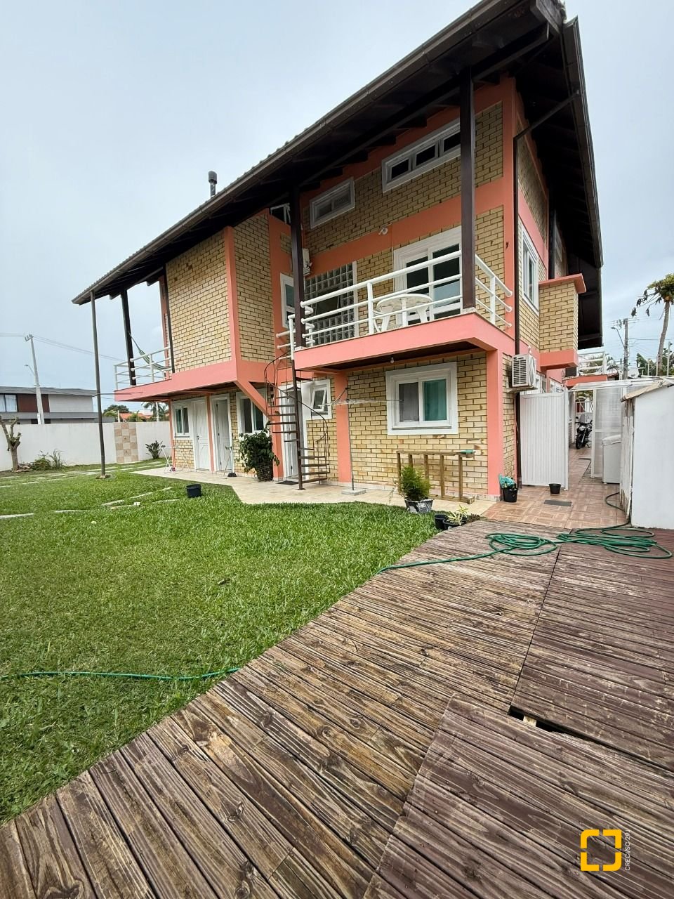 Casa com 502m², 9 quartos (sendo 3 suítes), 4 garagens, no bairro Ingleses em Florianópolis