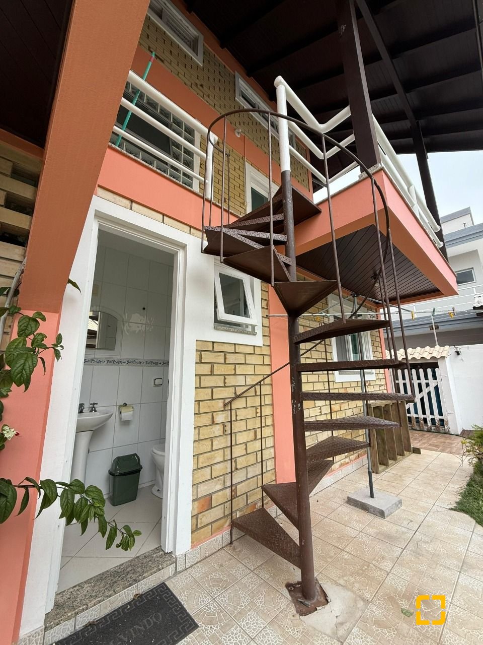 Casa com 502m², 9 quartos (sendo 3 suítes), 4 garagens, no bairro Ingleses em Florianópolis