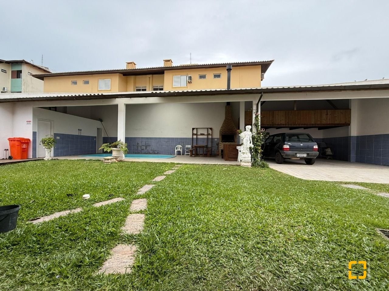 Casa com 502m², 9 quartos (sendo 3 suítes), 4 garagens, no bairro Ingleses em Florianópolis