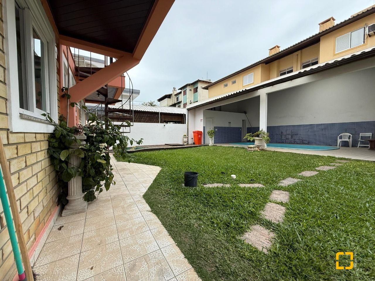 Casa com 502m², 9 quartos (sendo 3 suítes), 4 garagens, no bairro Ingleses em Florianópolis
